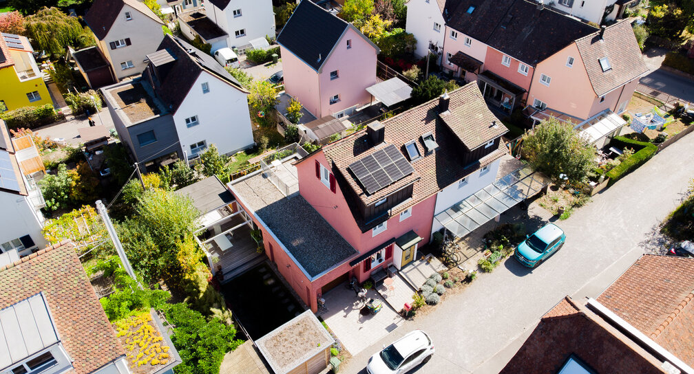Photovoltaikanlage mit 7,7 kWp Leistung auf einem Einfamilienhaus in Schaffhausen, realisiert durch reasco.immo als Generalunternehmer.