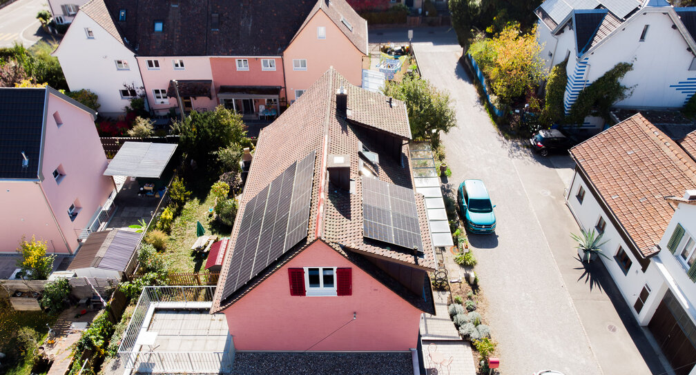 Photovoltaikanlage auf dem Ziegeldach eines Einfamilienhauses in Schaffhausen mit Solarmodulen auf zwei Dachflächen, aus der Vogelperspektive.