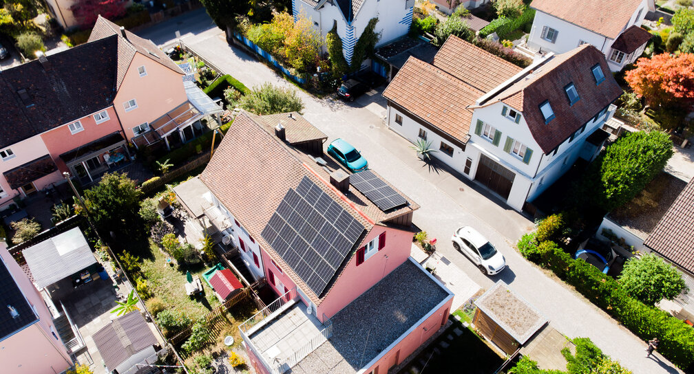 Einfamilienhaus in Schaffhausen mit installierter Photovoltaikanlage auf dem Schrägdach und umliegendem Wohnquartier.
