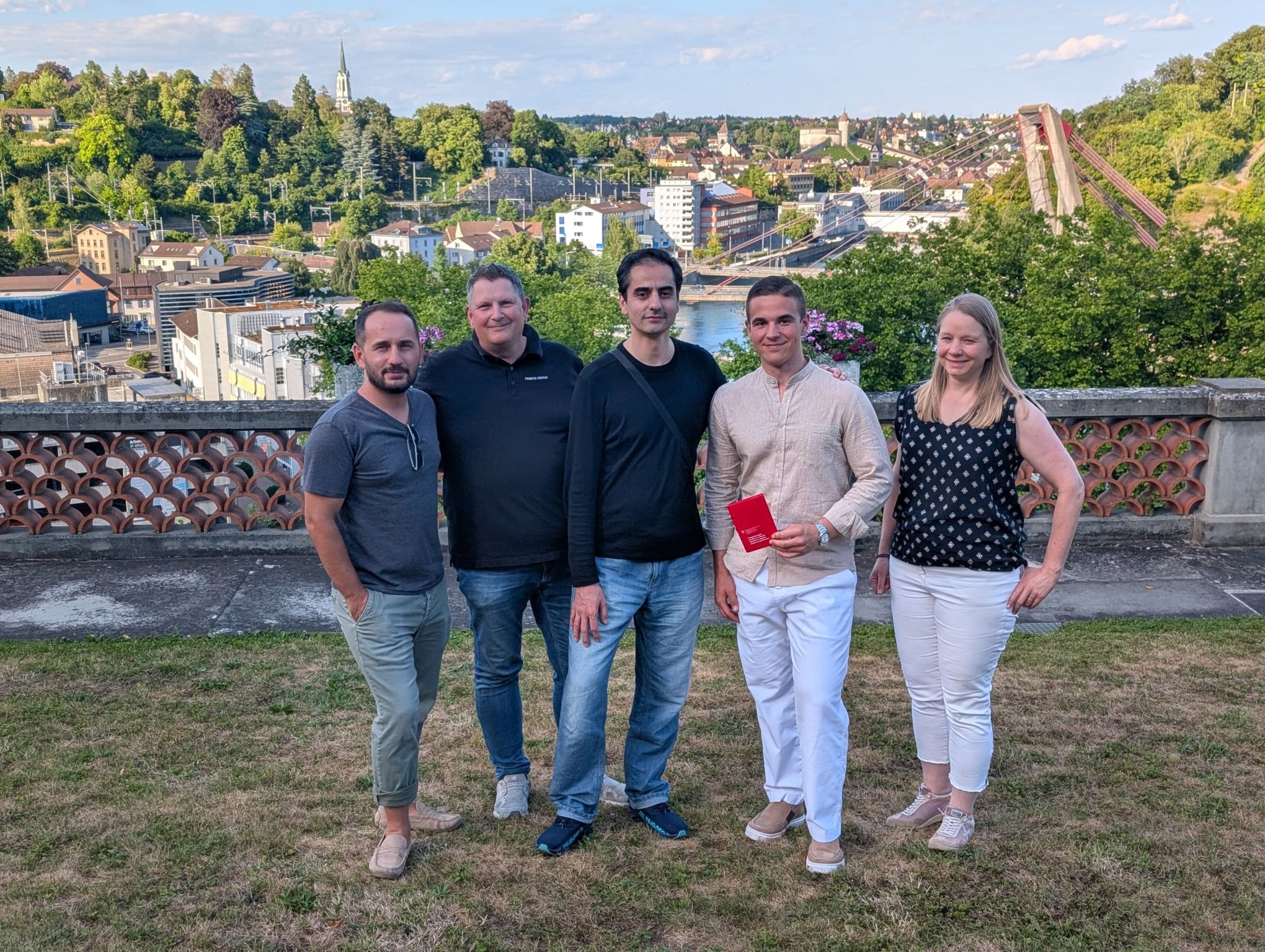 Aleksander feiert gemeinsam mit dem Reasco Team seinen erfolgreichen Lehrabschluss als Zeichner EFZ Fachrichtung Architektur.