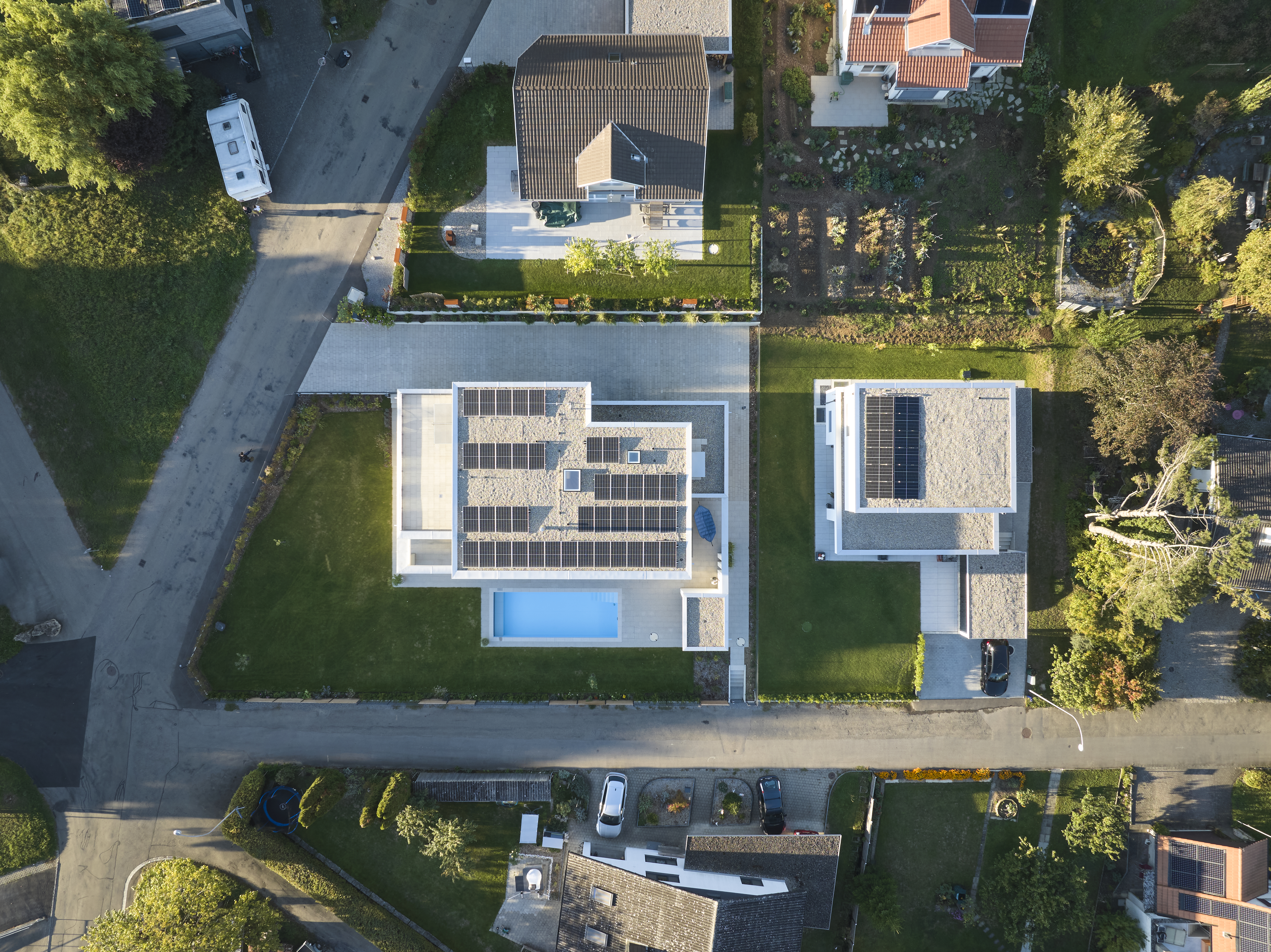 Luftaufnahme des verkauften Einfamilienhauses in Hallau Drohnenaufnahme des Einfamilienhauses mit Pool, Garten und Photovoltaikanlage in Hallau.