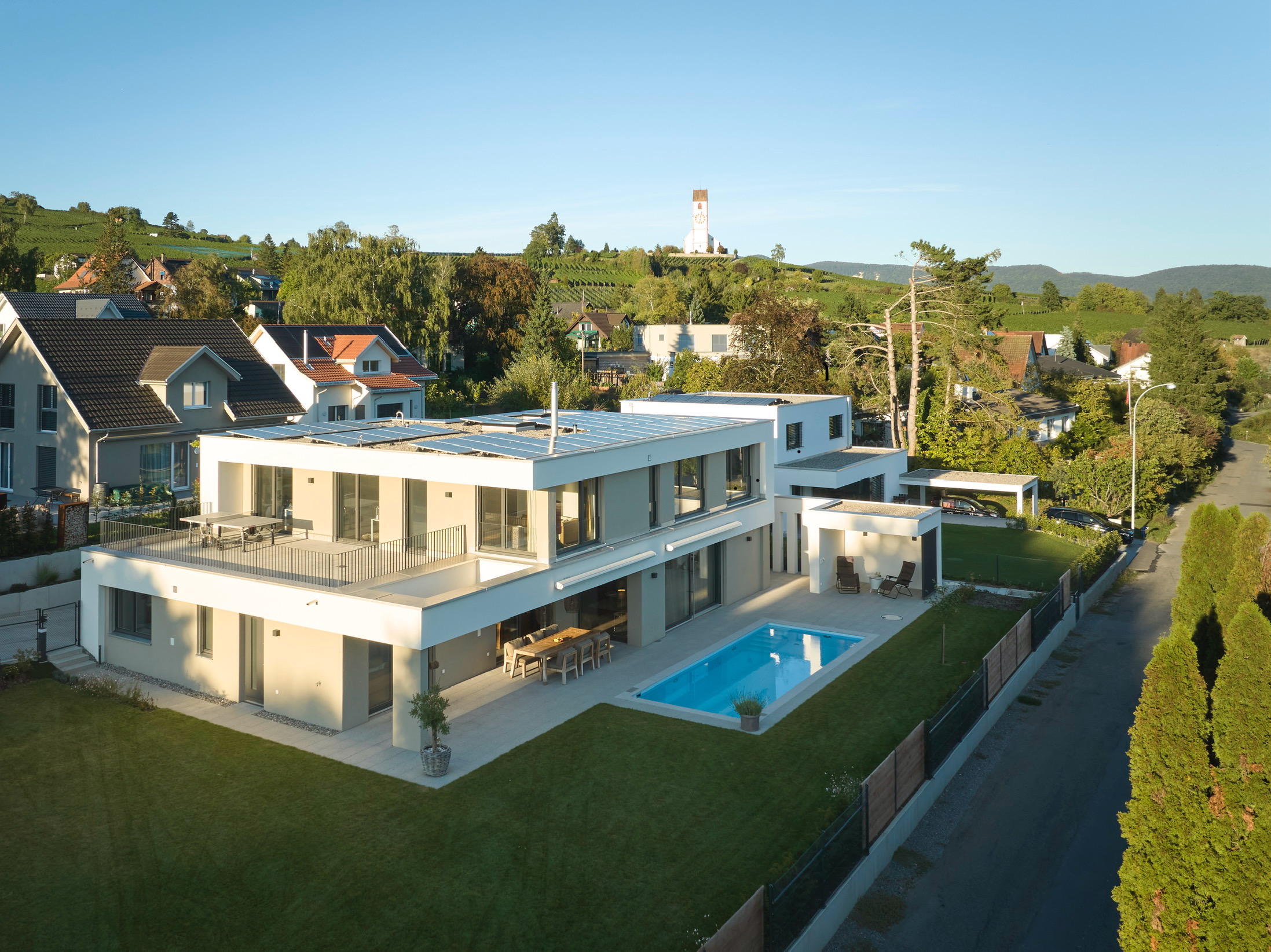 Exklusives Einfamilienhaus mit Pool in Hallau Modernes Einfamilienhaus mit Pool und grossem Garten in Hallau im Kanton Schaffhausen.