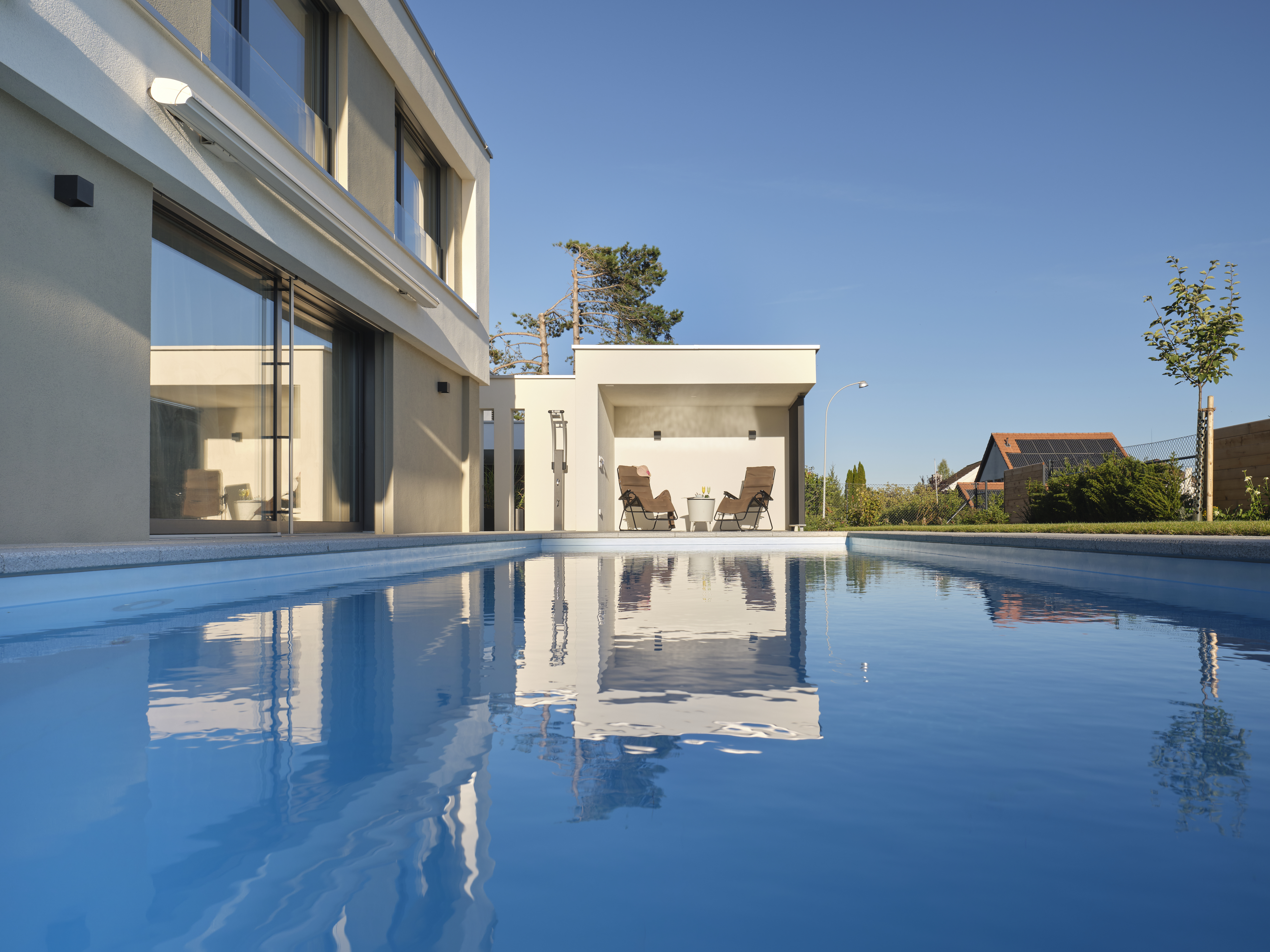 Pool und Garten des Einfamilienhauses in Hallau Privater Pool mit Garten und Terrasse beim exklusiven Einfamilienhaus in Hallau.