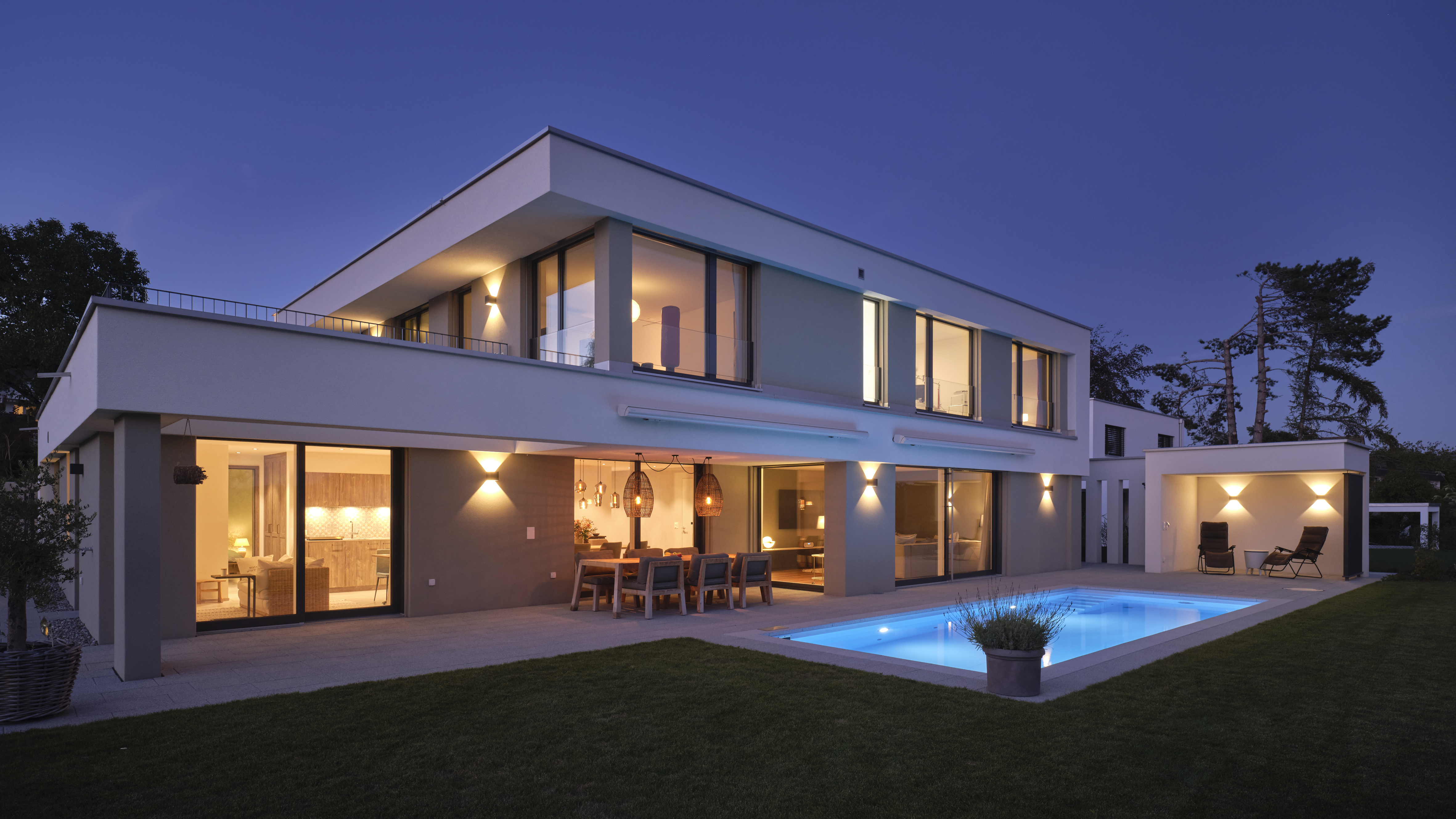 Einfamilienhaus mit Pool in Hallau bei Abendstimmung Exklusives Einfamilienhaus mit beleuchtetem Pool und Terrasse bei Abendstimmung in Hallau.