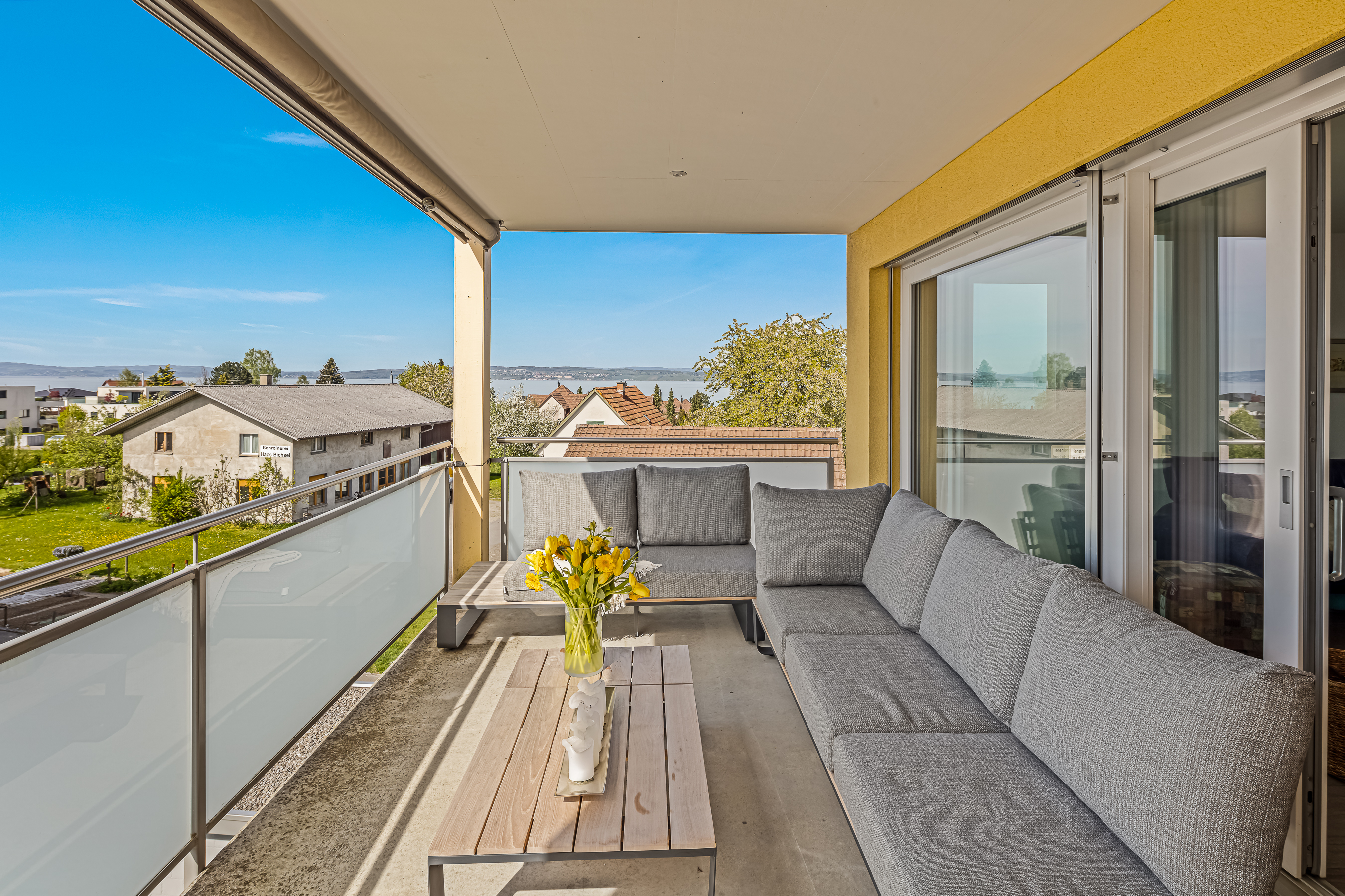 Balkon mit Seeblick in Landschlacht Grosszügiger gedeckter Balkon der Eigentumswohnung in Landschlacht mit Blick auf den Bodensee.